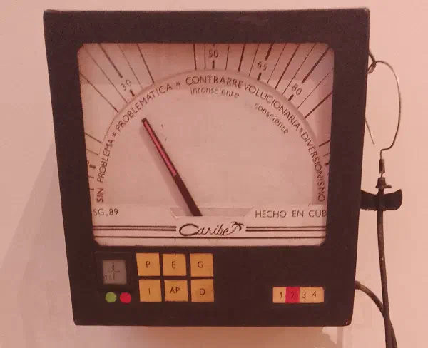 A piece of technical equipment mounted to a wall with a meter on the front, with levels labelled as ‘sin problema’, ‘problematica’, ‘contrarevolutionaria’ and ‘diversionismo’
