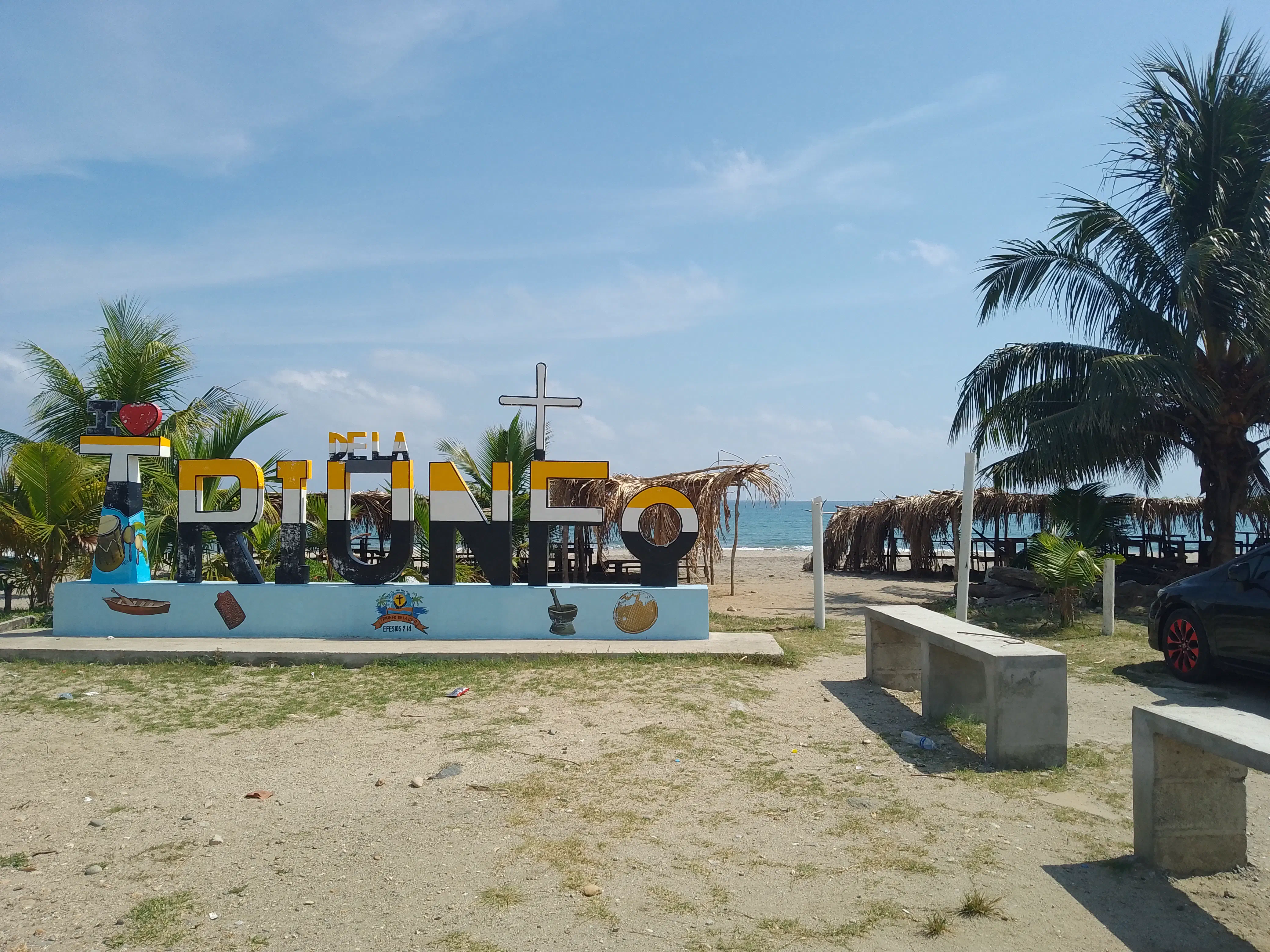 A large sign reading ‘Triunfo de la Cruz’