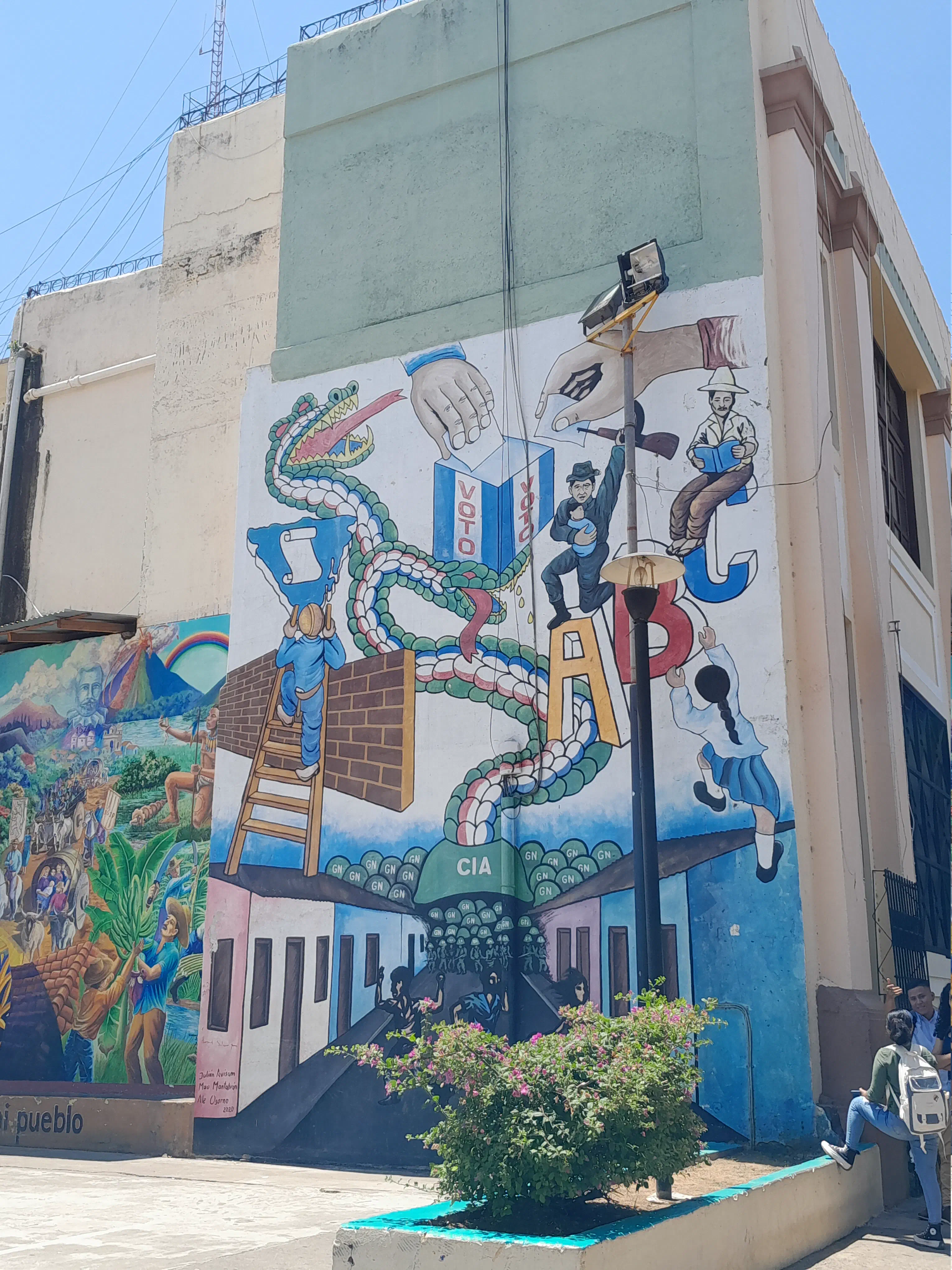 A mural on the side of the building, depicting the US (as a dragon) and the CIA leading the forces of the Guardia Nacional to oppress the people of Nicaragua